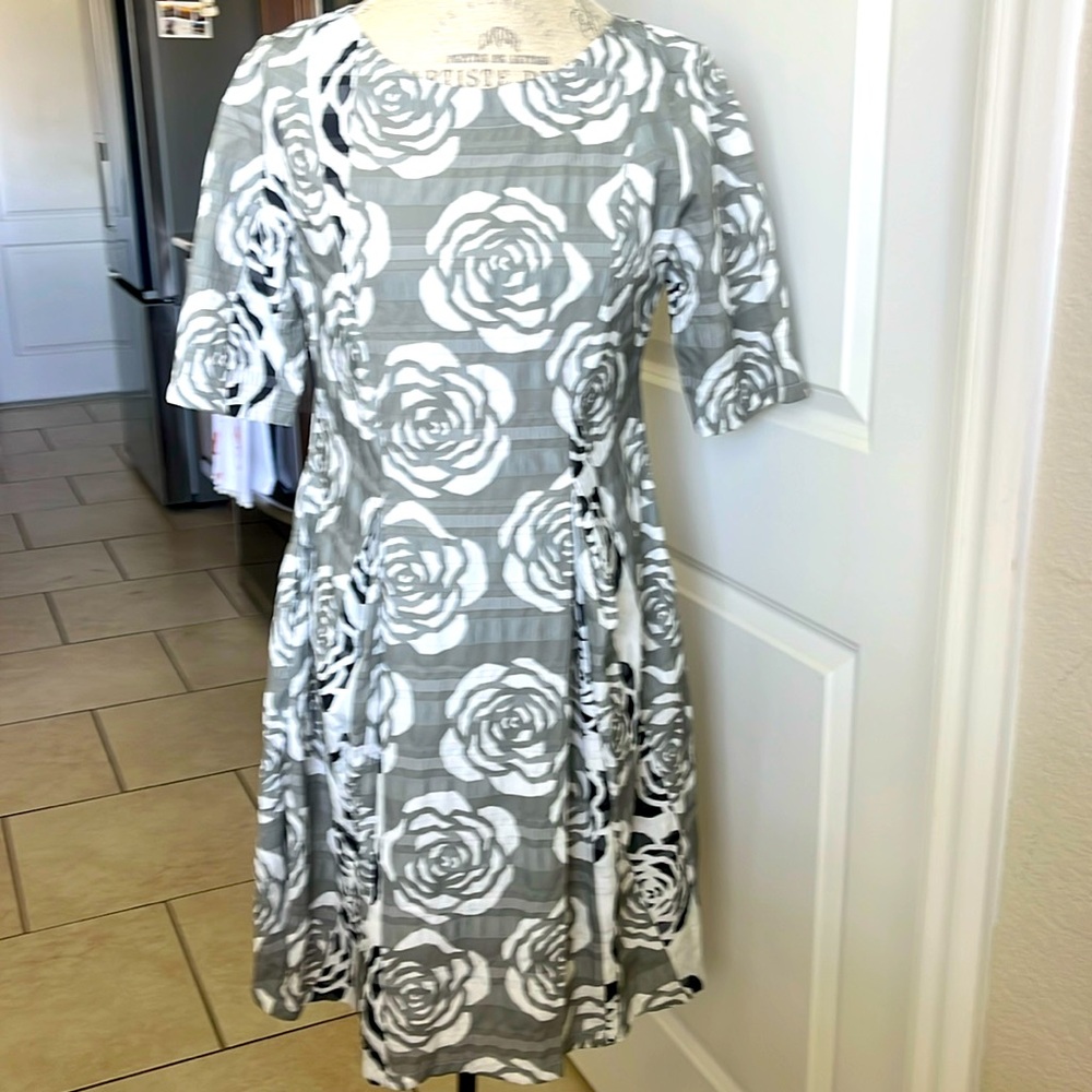 Niche dress NWOT grayish, green, short sleeve dress with flowers medium